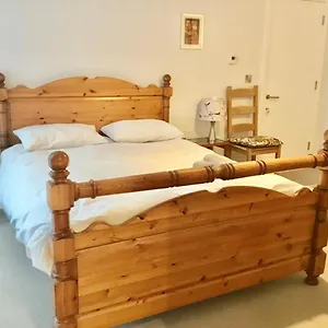 Luxury Ensuite 2 Minutes From Station Homestay