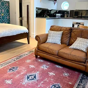 Scholar's Loft - Cosy & Close To Apartment